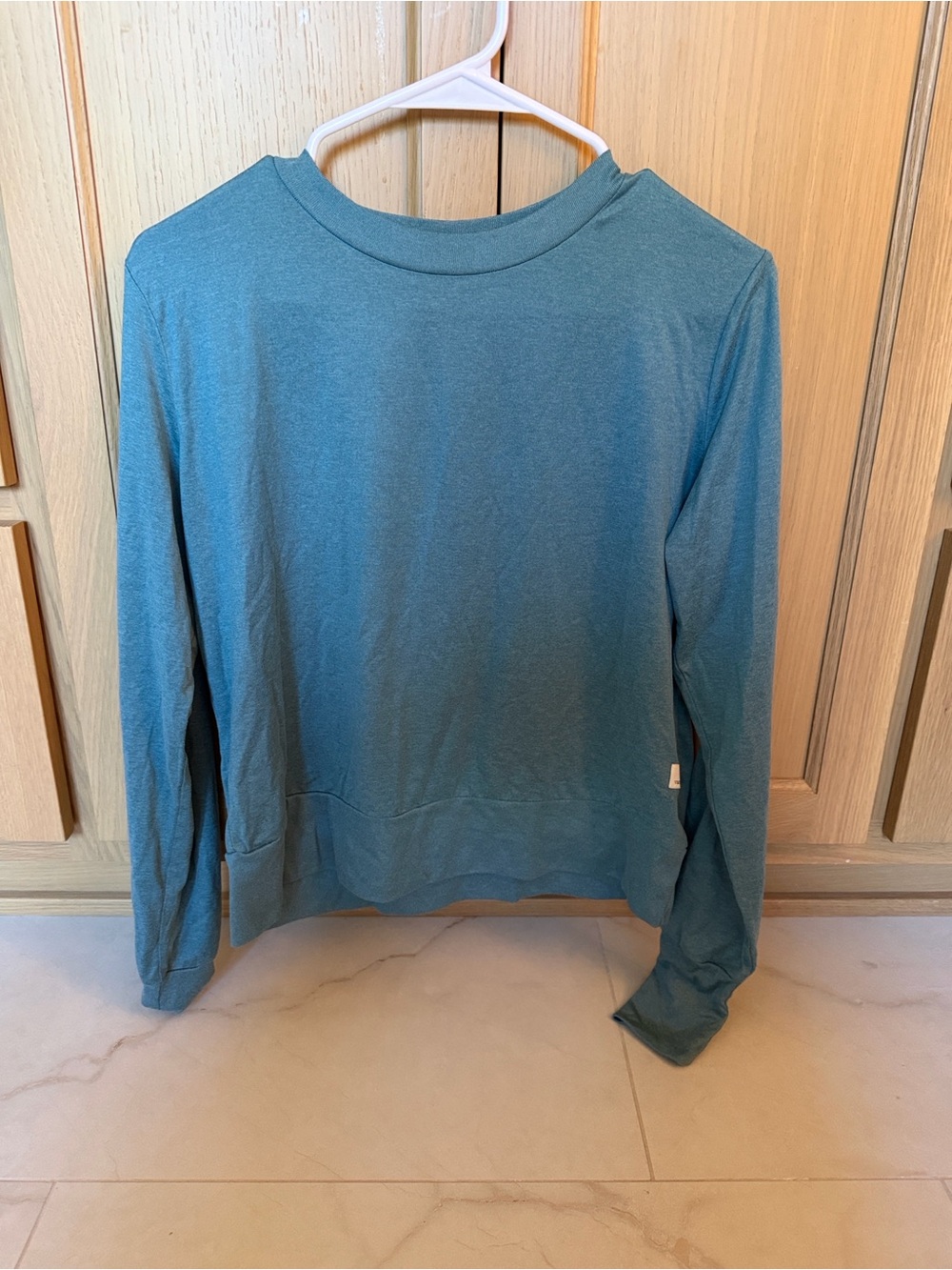 Vuori women’s cropped long sleeve